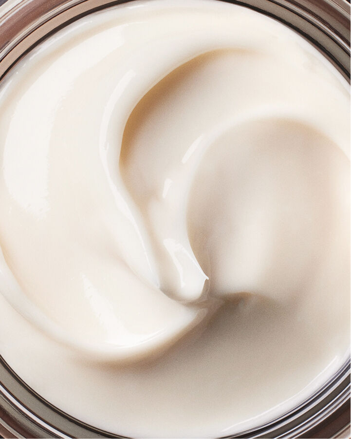 cr&egrave;me pro-jeunesse au th&eacute; noir