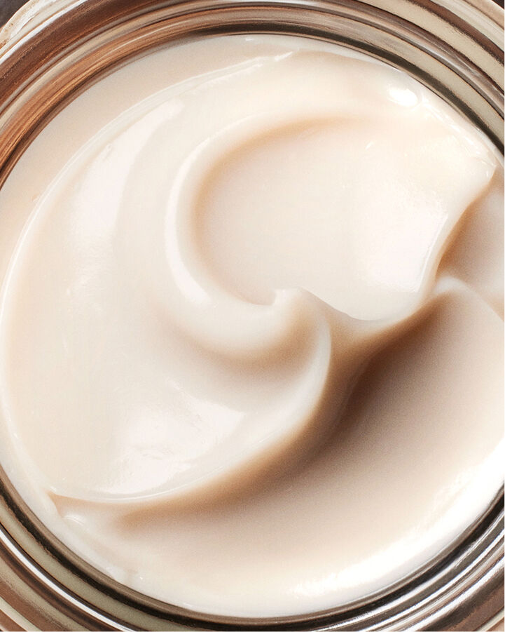 cr&egrave;me contour des yeux pro-jeunesse haute performance au th&eacute; noir