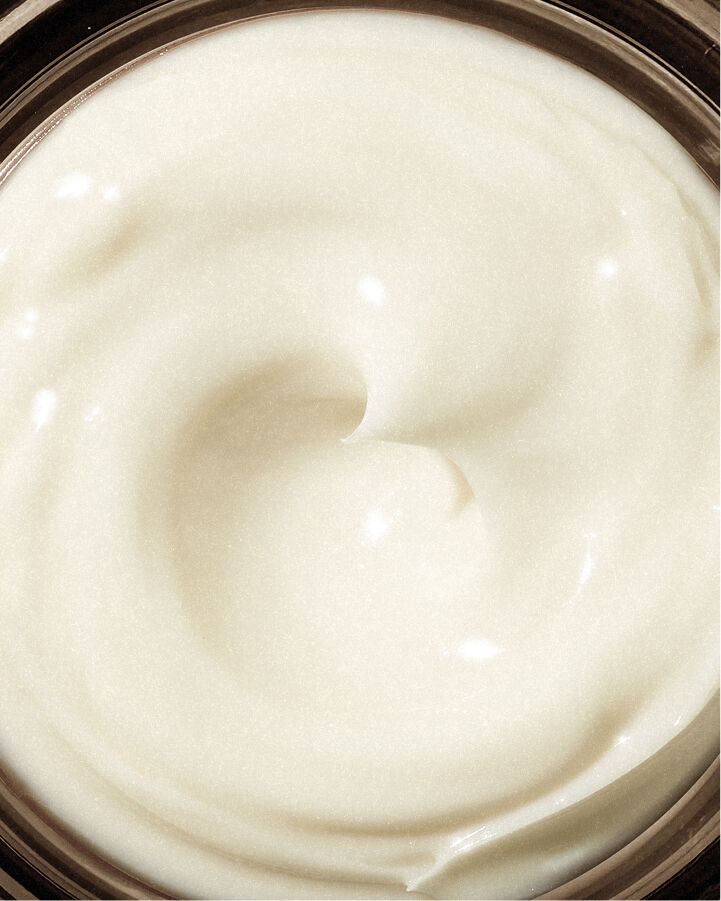 cr&egrave;me effet corset raffermissante au th&eacute; noir